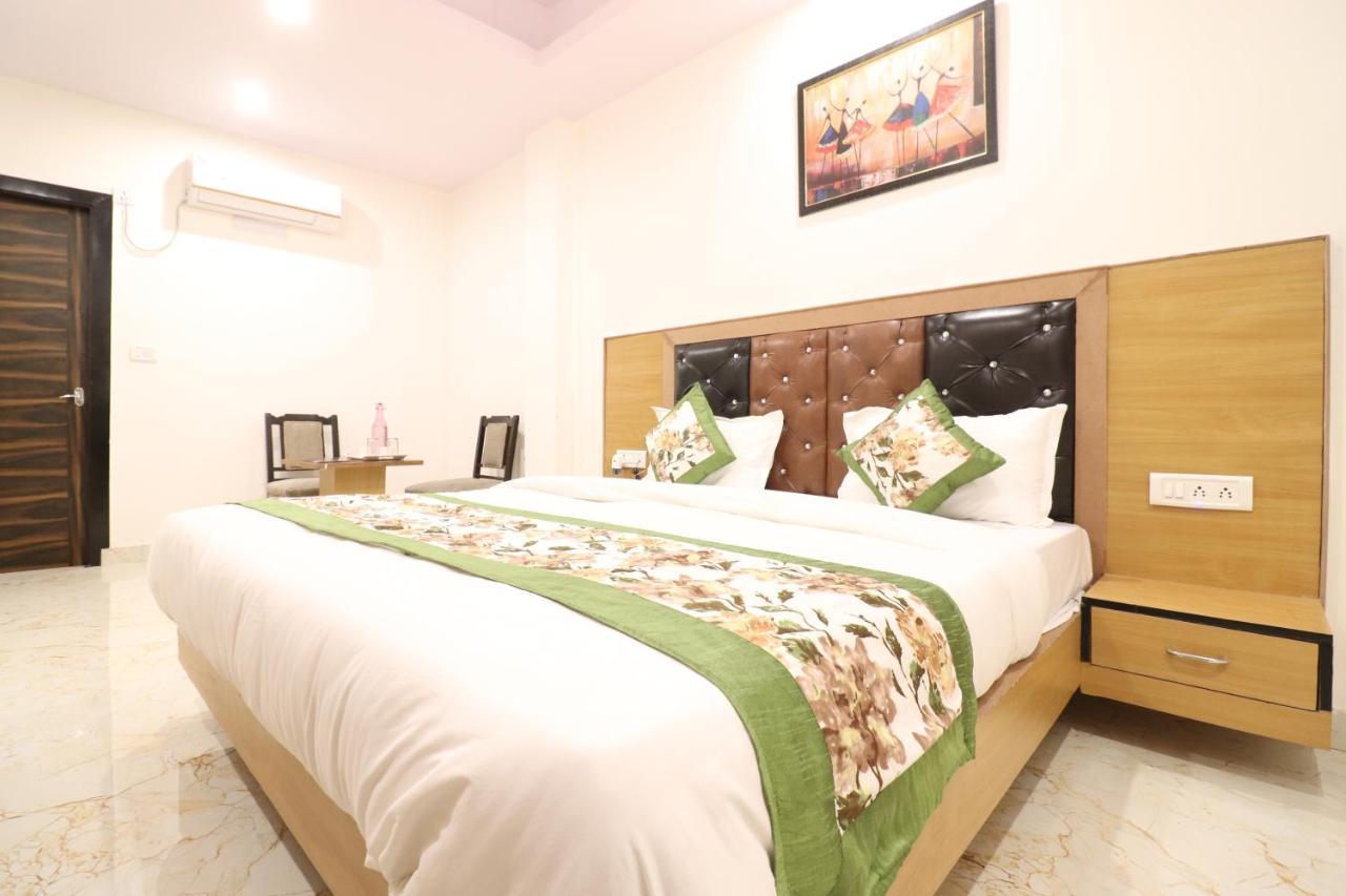 Hotel Hari International - Noida Sector 11 Экстерьер фото