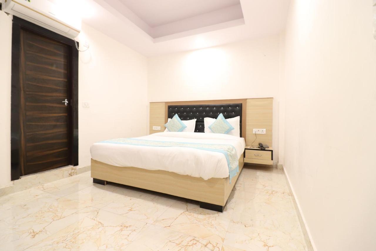 Hotel Hari International - Noida Sector 11 Экстерьер фото