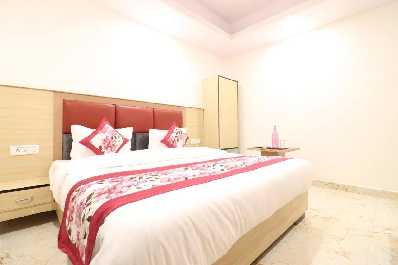 Hotel Hari International - Noida Sector 11 Экстерьер фото