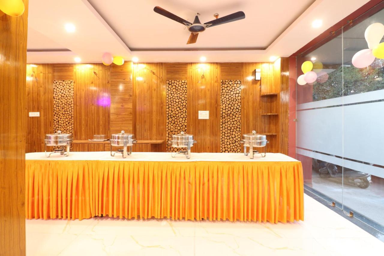 Hotel Hari International - Noida Sector 11 Экстерьер фото