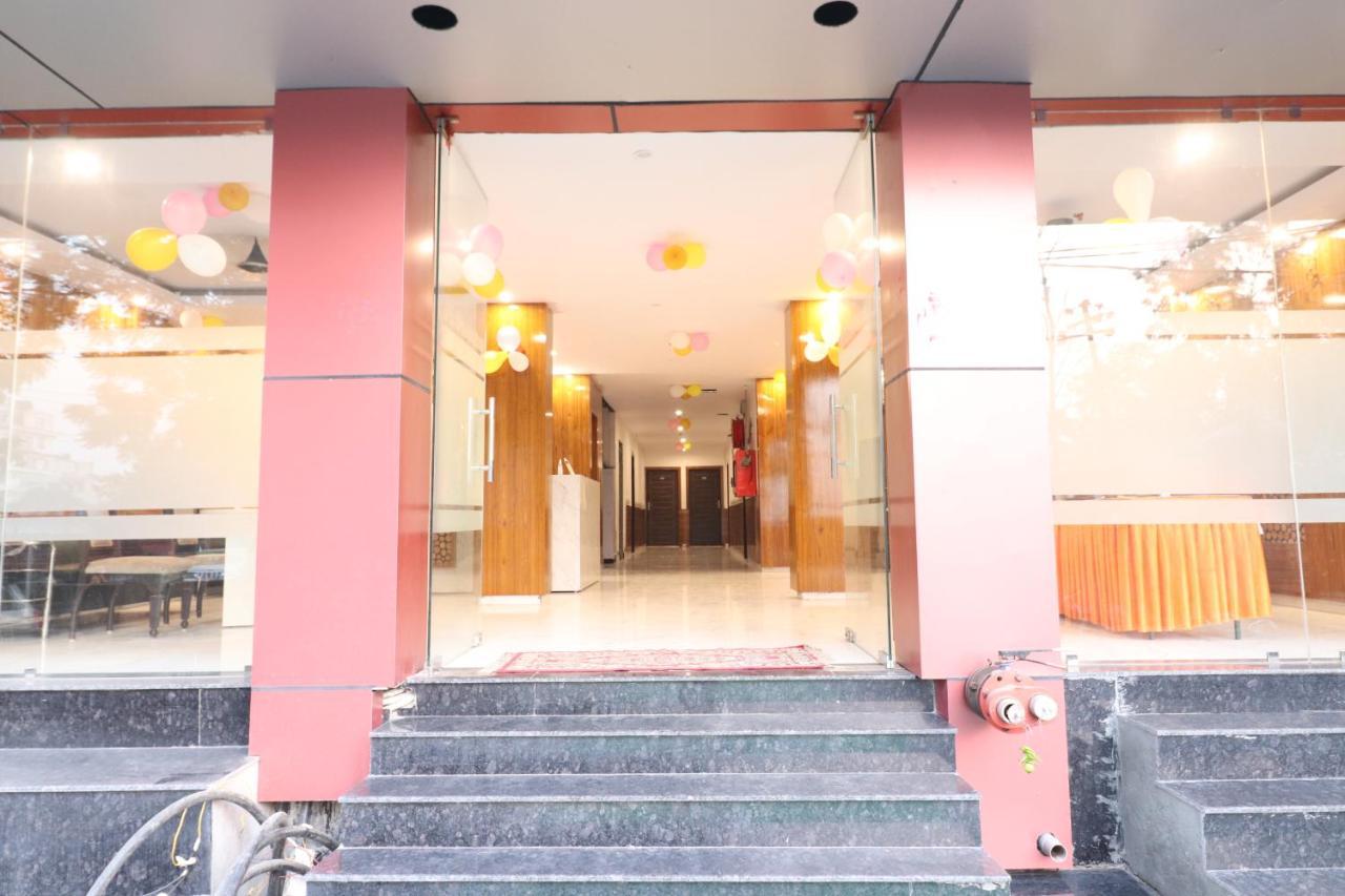 Hotel Hari International - Noida Sector 11 Экстерьер фото