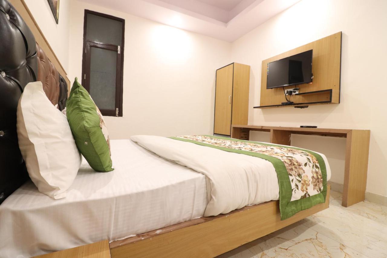 Hotel Hari International - Noida Sector 11 Экстерьер фото