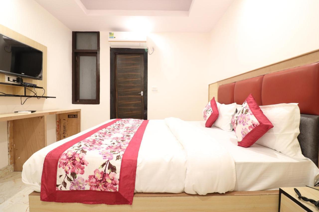 Hotel Hari International - Noida Sector 11 Экстерьер фото