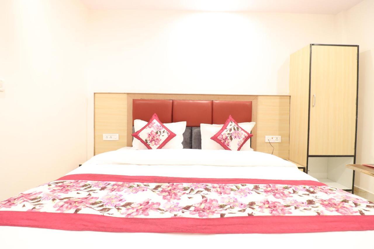 Hotel Hari International - Noida Sector 11 Экстерьер фото