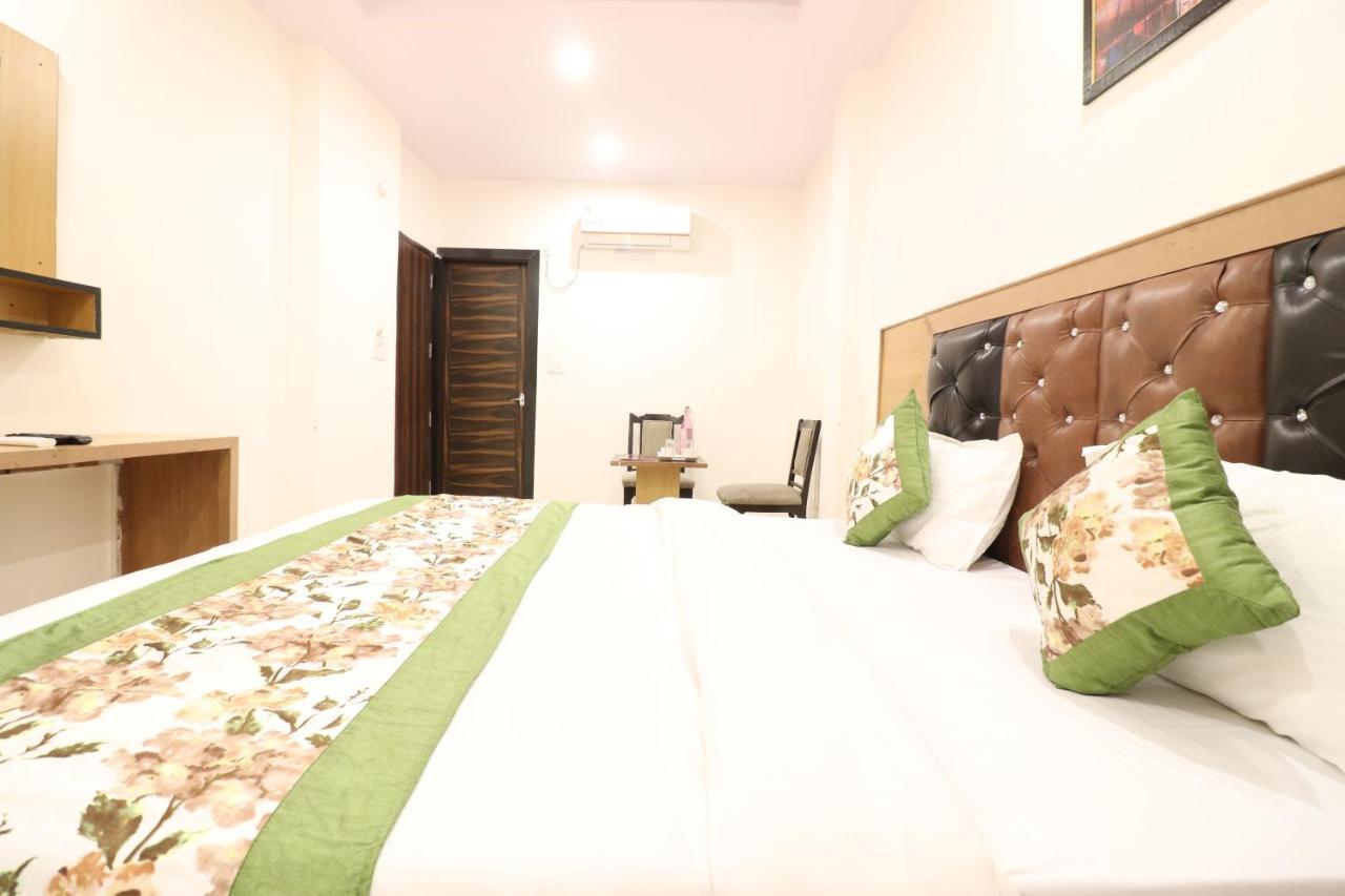Hotel Hari International - Noida Sector 11 Экстерьер фото