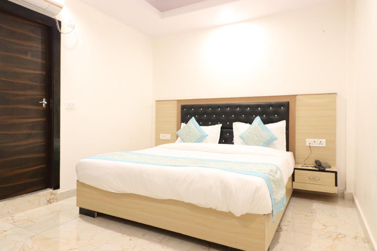 Hotel Hari International - Noida Sector 11 Экстерьер фото