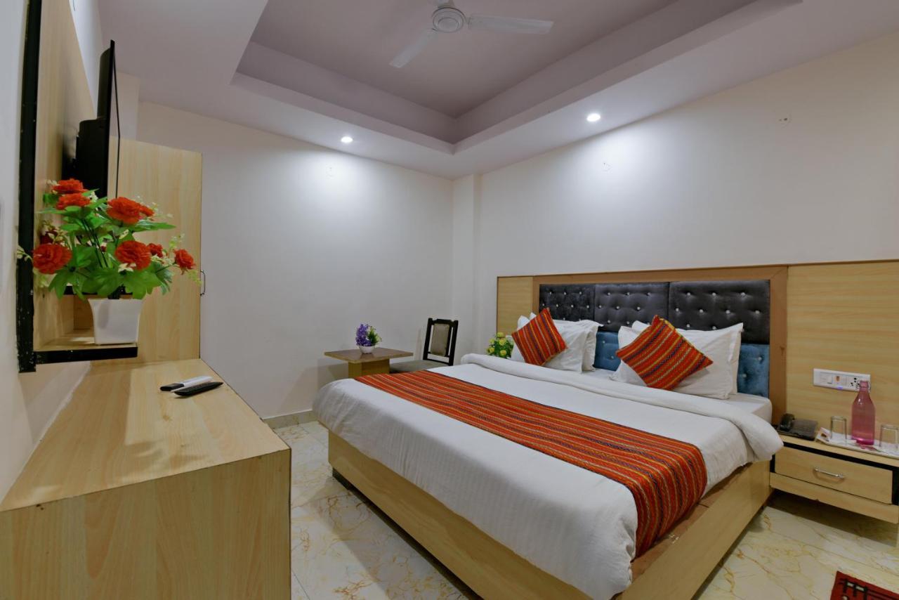 Hotel Hari International - Noida Sector 11 Экстерьер фото