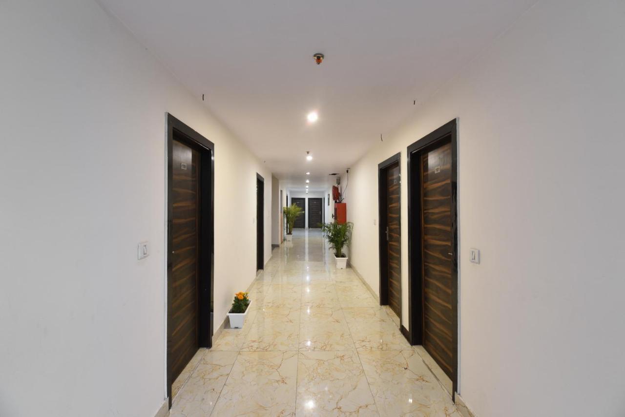 Hotel Hari International - Noida Sector 11 Экстерьер фото