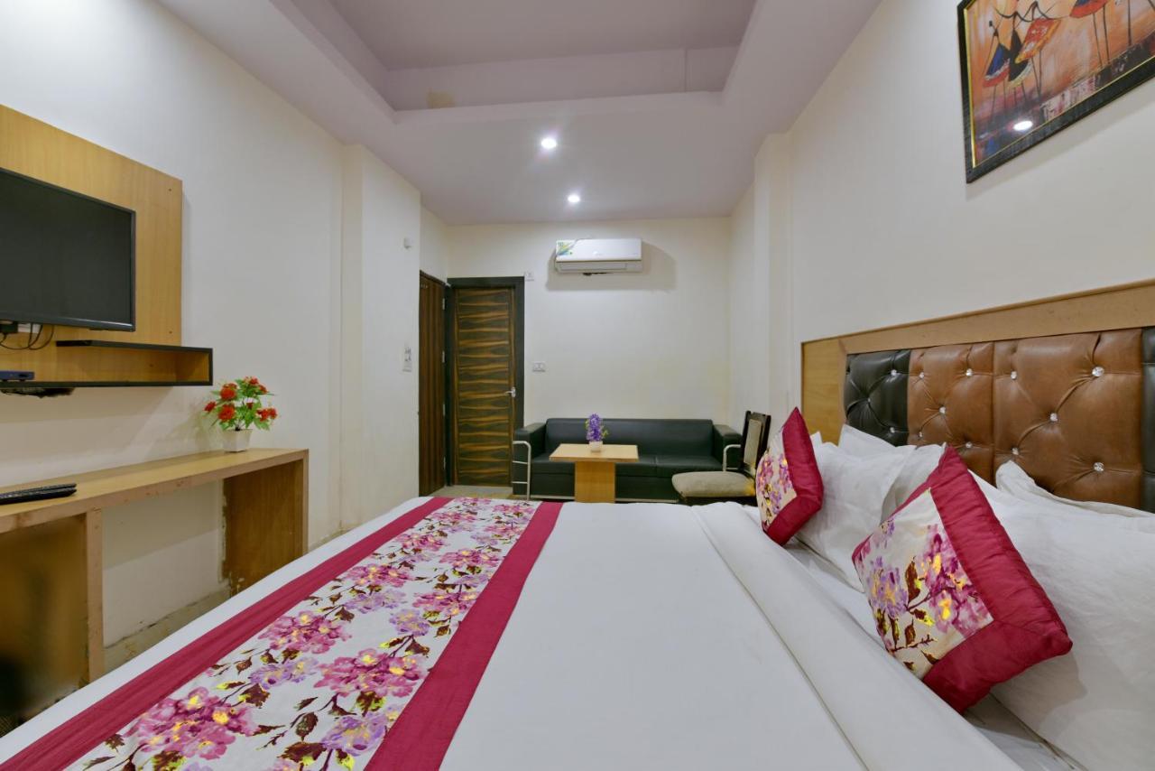 Hotel Hari International - Noida Sector 11 Экстерьер фото