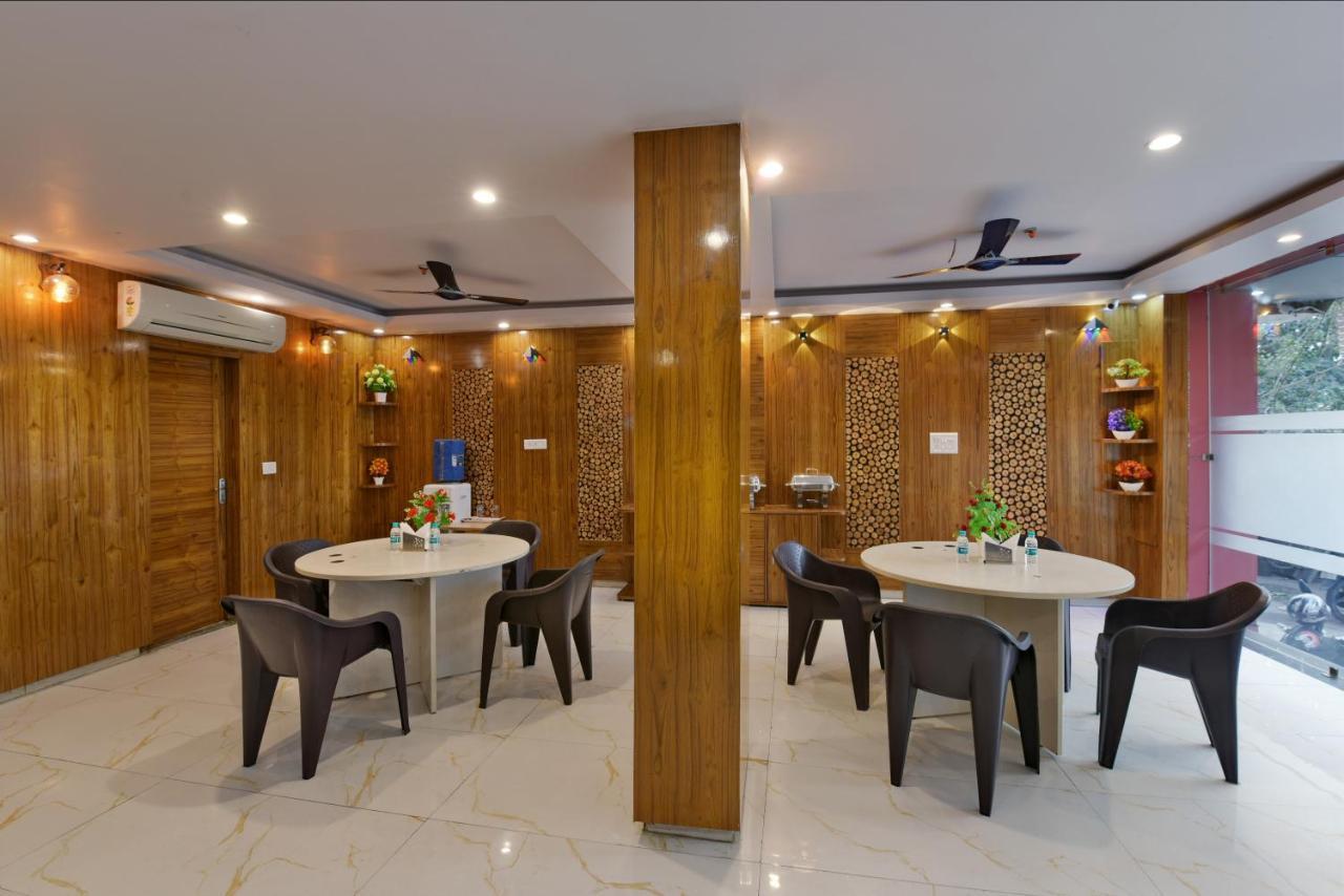 Hotel Hari International - Noida Sector 11 Экстерьер фото